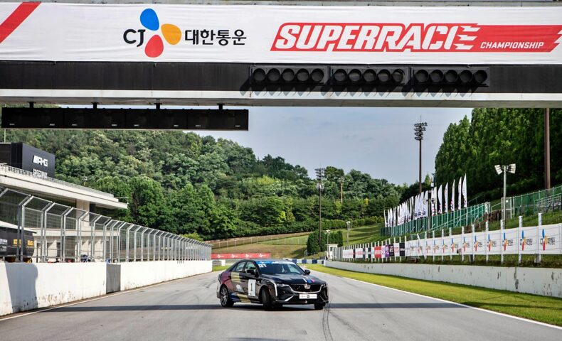 新規クラスキャデラックct4とともに あなたもスーパーレースカーレーサー Autocarfe Japan